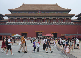 Chinese High School, College Graduates Boost Summer Tourism