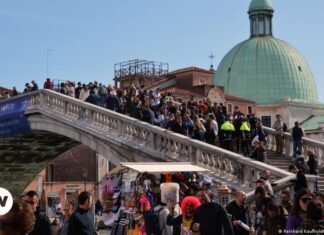 Italy’s fight against mass tourism – DW – 08/09/2023