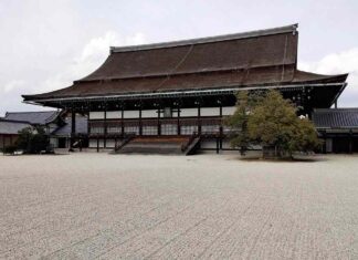 Secrets of Kyoto / The Fist Famous Japanese Travel Guide and the Changing Face of Kyoto