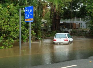 Flooding in Australian Tourism Hotspot Leaves People Stranded