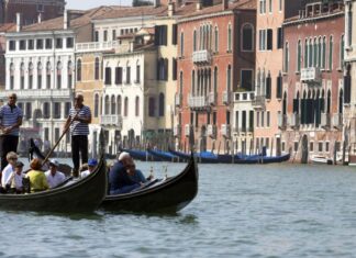 Venice bans large groups and loudspeakers to make life better for locals