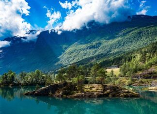 Seasonal Guide & Travel Tips