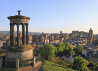 Castles and cobblestones await in this travel guide to Edinburgh