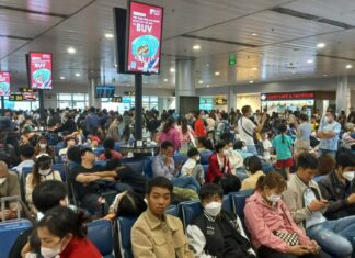 Airports, bus stations facing mass exodus as people from HCMC return hometown