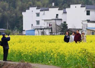 A harmonious blend of tourism and local life in China-Xinhua